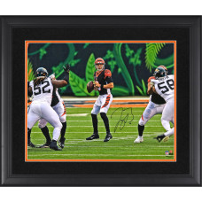 Фото с автографом Joe Burrow Cincinnati Bengals Fanatics Authentic Framed 16 x 20 Black Jersey Standing In Pocket