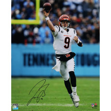 Фото с автографом Joe Burrow Cincinnati Bengals Fanatics Authentic 16 x 20 Pass vs Titans in White Jersey