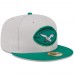Бейсболка Philadelphia Eagles New Era 2024 Sideline Historic 59FIFTY - Stone/Kelly Green