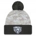 Шапка с помпоном Chicago Bears New Era 2024 Salute To Service Digital Camo Cuffed Knit - White/Graphite