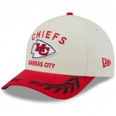 Бейсболка Kansas City Chiefs New Era Cream/Red 2025 NFL Draft 9FORTY A-Frame M-Crown