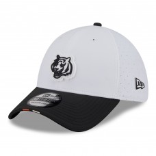 Бейсболка Cincinnati Bengals New Era White/Black 2025 NFL Training Camp 39THIRTY