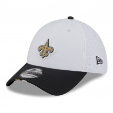 Бейсболка New Orleans Saints New Era White/Black 2025 NFL Training Camp 39THIRTY Flex