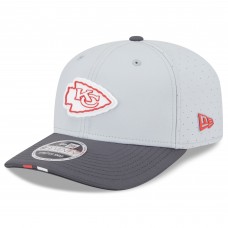 Бейсболка Kansas City Chiefs New Era Gray/Graphite 2025 NFL Training Camp 9SEVENTY