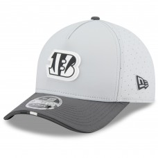 Бейсболка Cincinnati Bengals New Era Gray/Graphite 2025 NFL Training Camp A-Frame 9FORTY