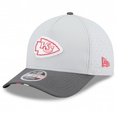 Бейсболка Kansas City Chiefs New Era Gray/Graphite 2025 NFL Training Camp A-Frame 9FORTY