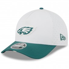 Подростковая Philadelphia Eagles New Era White/Midnight Green 2025 NFL Training Camp A-Frame 9FORTY Adjustable Hat