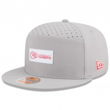 Бейсболка Kansas City Chiefs New Era Gray 2025 Sideline Split Panel 9FIFTY Snapback