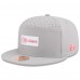 Бейсболка Kansas City Chiefs New Era Gray 2025 Sideline Split Panel 9FIFTY Snapback