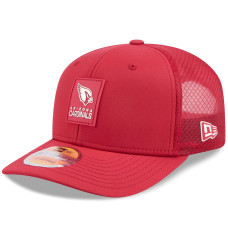 Бейсболка Arizona Cardinals New Era Cardinal 2025 Sideline 9SEVENTY Trucker