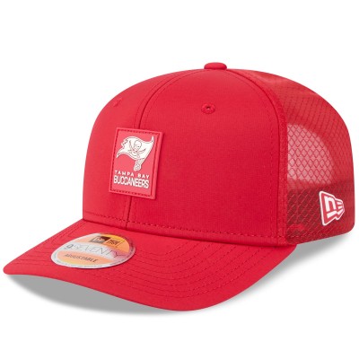 Бейсболка Tampa Bay Buccaneers New Era Red 2025 Sideline 9SEVENTY Trucker