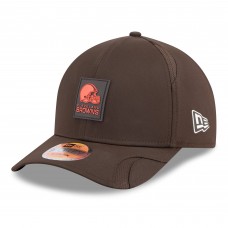 Бейсболка Cleveland Browns New Era Brown 2025 Sideline M-Crown 9FORTY