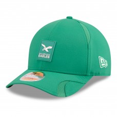 Бейсболка Philadelphia Eagles New Era Kelly Green 2025 Sideline Throwback M-Crown 9FORTY