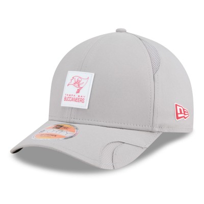 Бейсболка Tampa Bay Buccaneers New Era Gray 2025 Sideline M-Crown 9FORTY