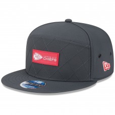 Бейсболка Kansas City Chiefs New Era Charcoal 2025 Sideline Cold Weather Split Panel 9FIFTY Snapback