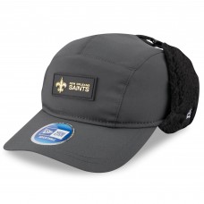 Бейсболка New Orleans Saints New Era Charcoal 2025 Sideline Cold Weather Runner Dog Ear