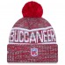 Шапка с помпоном Tampa Bay Buccaneers New Era Red 2025 Sideline Cold Weather