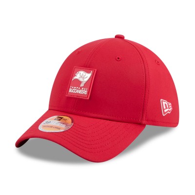 Бейсболка Tampa Bay Buccaneers New Era Red 2025 Sideline 39THIRTY