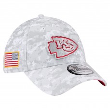 Бейсболка Kansas City Chiefs New Era White 2025 Salute to Service Digital Camo Fan Pack 39THIRTY