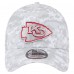 Бейсболка Kansas City Chiefs New Era White 2025 Salute to Service Digital Camo Fan Pack 39THIRTY