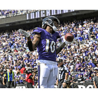 Фото DeAndre Hopkins Baltimore Ravens Unsigned Fanatics Authentic 2025 Week 2 Touchdown Shrug
