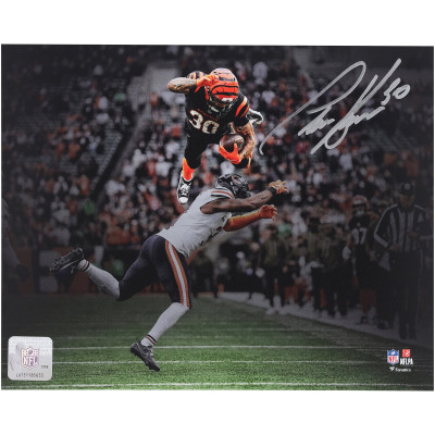 Фото с автографом Chase Brown Cincinnati Bengals Fanatics Authentic 8 x 10 Hurdle Spotlight