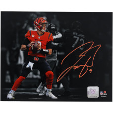 Фото с автографом Joe Burrow Cincinnati Bengals Fanatics Authentic 8 x 10 Orange Jersey Standing In The Pocket Spotlight
