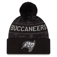 Шапка с помпоном Tampa Bay Buccaneers New Era 2026 Salute To Service Cuffed - Black