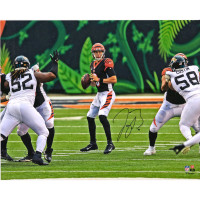 Фото с автографом Cincinnati Bengals Joe Burrow Fanatics Authentic 16 x 20 Black Jersey Standing In Pocket