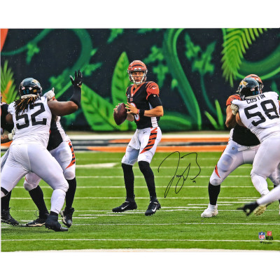 Фото с автографом Cincinnati Bengals Joe Burrow Fanatics Authentic 16 x 20 Black Jersey Standing In Pocket