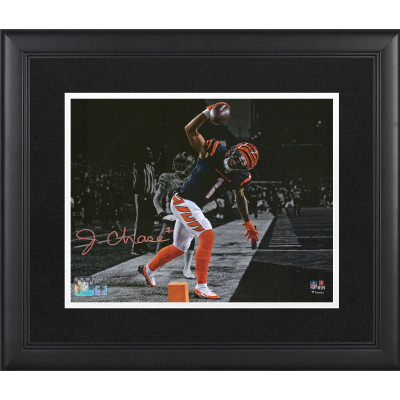 Фото с автографом Cincinnati Bengals Ja'Marr Chase Fanatics Authentic Framed 11 x 14 Touchdown Spike Spotlight