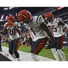 Unsigned Cincinnati Bengals JaMarr Chase, Joe Mixon & Tee Higgins Fanatics Authentic Celebrating with a Group Griddy Photograph